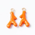Paia di ciondoli a forma di corallo arancione smaltato con anelli dorati - Arancione