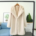 Détail de la texture en fausse fourrure douce et du grand revers du manteau beige - Poche zippée