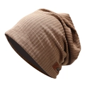 Detalle de gorro de punto marrón con textura de rayas y parche de cuero con logo - M(56-58cm) / Caqui