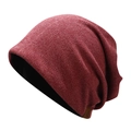 Detalle de gorro slouchy rojo con forro negro cálido y etiqueta de cuero marrón cosida - M (56-58cm) / Rojo