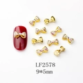 Détail de bijoux d'ongles nœuds dorés 9x5mm avec strass colorés, modèle LF2578 - Nœud Doré Strass AB Colorés (LF2578)