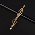 Minimalistische goldene geometrische Metall-Haarklammer mit glänzendem Finish auf Schwarz - Doppel-Raute Metall-Haarclip
