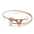 Bracciale a cavo in oro rosa con lettera V, perle d'imitazione bianche e sfera di cristallo - Oro Rosa (KB115121-KFC)