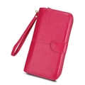 Leuchtend fuchsiafarbene lange Ölwachsleder-Brieftasche mit Reißverschluss und Handschlaufe - Rosenrot