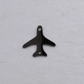 Detalle de un dije de avión negro con dos agujeros para la creación de joyería artesanal DIY - Negro