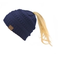 Dettaglio berretto in maglia blu navy con trecce e apertura per coda di cavallo - 03 Blu Marino