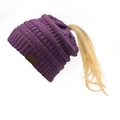 Dettaglio del berretto in maglia viola per coda di cavallo con toppa in pelle marrone - Viola Coriandoli (16)