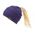 Dettaglio del berretto in maglia viola scuro con foro per coda di cavallo e patch in pelle - Viola Scuro