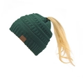 Berretto a maglia verde scuro con foro per coda di cavallo ed etichetta in pelle - Verde Scuro