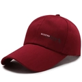 Berretto da baseball in cotone rosso scuro con ricamo Modern British e logo sportivo - Regolabile / Borgogna