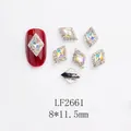 Nahaufnahme der rautenförmigen Nagelschmuckstücke mit AB-Strass und rotem Nageldesign - AB-Raute (LF2661)