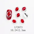 Détail du bijou d'ongle strass ovale rouge avec filigrane argenté sur faux ongle - Ovale Rouge Rubis (LF2673)