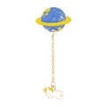 Vue détaillée d'une broche en émail planète et licorne dorée avec chaîne bleue et jaune - C1586-1 Planète Licorne