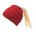 Berretto in maglia rossa classica da donna con pratico foro per la coda di cavallo - 01 Rosso