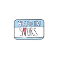 Detailopname van een emaille speld met Hello I'm Yours tekst op witte achtergrond - I'm Yours (C1588-2)