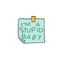 Detail van de emaille speld in de vorm van een memo met I'm a Stupid Baby tekst - Stupid Baby (C1588-1)