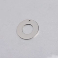 Primer plano de colgante circular de acero inoxidable pulido con orificio para colgar - Color Acero 20MM
