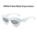 Lunettes de soleil modernes à monture blanche épaisse et verres gris au design lèvres - Monture Blanche Verres Gris Foncé