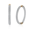 Elegante Creolen in Roségold mit Zirkonia-Besatz auf weißem, reflektierendem Hintergrund - 18K Gold
