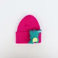 Detailaufnahme einer pinkfarbenen Strickmütze mit 3D-Dino-Puppe am umgeschlagenen Rand - Cartoon Dinosaurier / Rosenrot