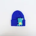 Detail einer königsblauen Strickmütze mit grüner 3D-Cartoon-Dinosaurier-Stickerei - Cartoon Dinosaurier / Saphirblau