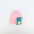 Detail der rosa Strickmütze für Babys mit dekorativem grünem 3D-Plüsch-Krokodil-Akzent - Cartoon Dinosaurier / Hellrosa