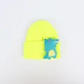 Detailaufnahme einer neongelben Strickmütze mit einem blauen 3D-Cartoon-Krokodil-Patch - Cartoon Dinosaurier / Neongelb