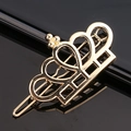 Barrette couronne dorée élégante présentée sur un fond noir réfléchissant raffiné - Couronne