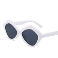 Modische Oversize-Sonnenbrille in weißer Polygon-Optik mit dunklen UV-Schutz Gläsern - Weißer Rahmen Dunkelgraue Gläser