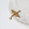 Vista macro di un ciondolo a forma di aereo in oro 18 carati su vassoio di ceramica - G06-Aereo