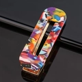 Détail d'une pince à cheveux rectangulaire creuse en acétate avec motif mosaïque et base dorée - Acétate écaille vif carré