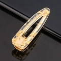 Détail de la barrette goutte d'eau en acétate avec feuilles d'or sur fond miroir noir - Feuille d'or goutte d'eau