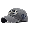 Dettaglio del cappello in denim grigio lavato con ricamo Orlando e finitura invecchiata - Regolabile / Grigio Lavato