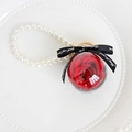 Sleutelhanger met rode roos in acryl bal, parelketting en zwarte strik - Rood