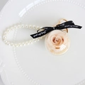 Sleutelhanger met champagne roos, parelketting en een transparante glazen bol - Champagne