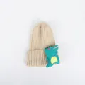 Detailansicht der beigen Rippstrickmütze mit niedlichem 3D-Krokodil-Patch für Kinder - Beige