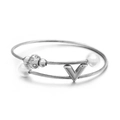 Bracciale a cavo multistrato argento con pendente a V, perle bianche e perla pavé - Colore Acciaio (KB115119-KFC)