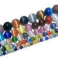 Cuentas redondas de piedra ojo de gato pulidas en varios tamaños y colores sobre blanco - 4mm 92uds / Colorido
