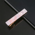Dettaglio fermaglio rettangolare con motivo marmo rosa e base in metallo dorato - Marmo Viola Chiaro