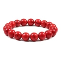 Vue détaillée du bracelet élastique en perles rouges marbrées avec pendentif haltère - 10mm / 17cm / Rouge