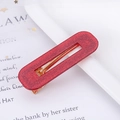 Primer plano de pasador de pelo de acetato rojo brillante con base de metal dorado - Purpurina Rojo Cuadrado