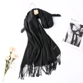 Detail van zwarte kasjmier sjaal met franjes en elegante lifestyle accessoires - Zwart