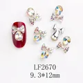 Détail de bijoux d'ongles en forme de nœud avec strass aux reflets irisés AB - Larme Noeud Couleurs Mixtes (LF2670)