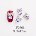 Détail macro de bijoux d'ongles en forme de nœud avec cœur en cristal K9 et diamants - Larme Noeud AB (LF2666)