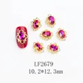 Détail macro du charm ongle en cristal rose-violet avec cadre en métal doré ondulé - Ovale Rose Violet (LF2679)