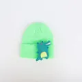 Detailaufnahme der Kinderstrickmütze mit einem grünen Plüsch-Dinosaurier-Aufnäher - Cartoon Dinosaurier / Fluoreszierendes Grün