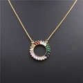 Detailopname van de gouden ketting met ronde hanger en kleurrijke regenboogzirkonia - Kleurrijke Ronde