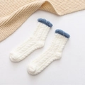 Chaussettes de sommeil en polaire corail crème avec bord bleu et maille torsadée hiver - Blanc Torsadé