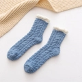 Chaussettes de nuit en polaire corail bleu pour femme avec bordure en fausse fourrure blanche - Bleu Torsadé