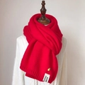 Écharpe en maille rouge avec broderie ananas et étiquette sur mannequin en bois - 195CM / Rouge